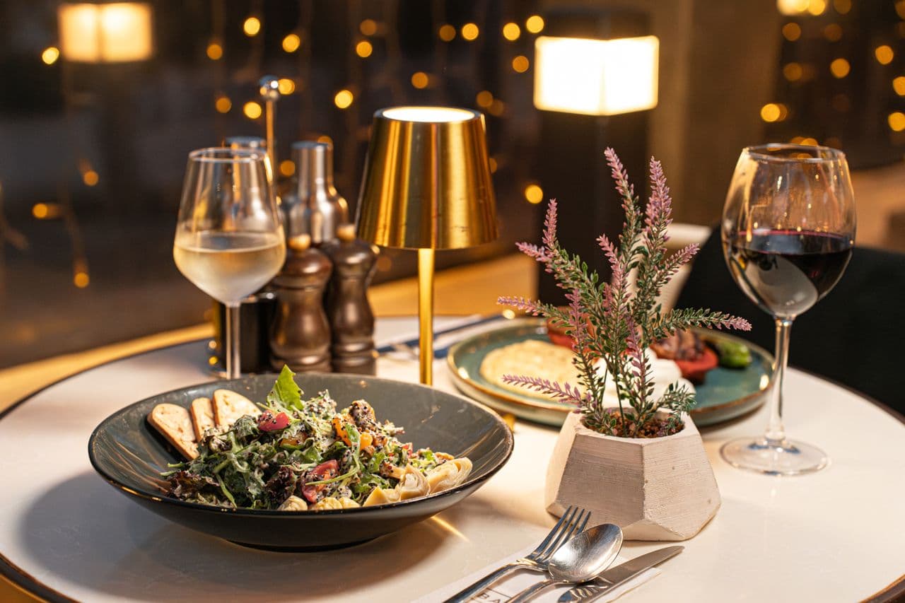 Sallad och vin i stämningsfull miljö
