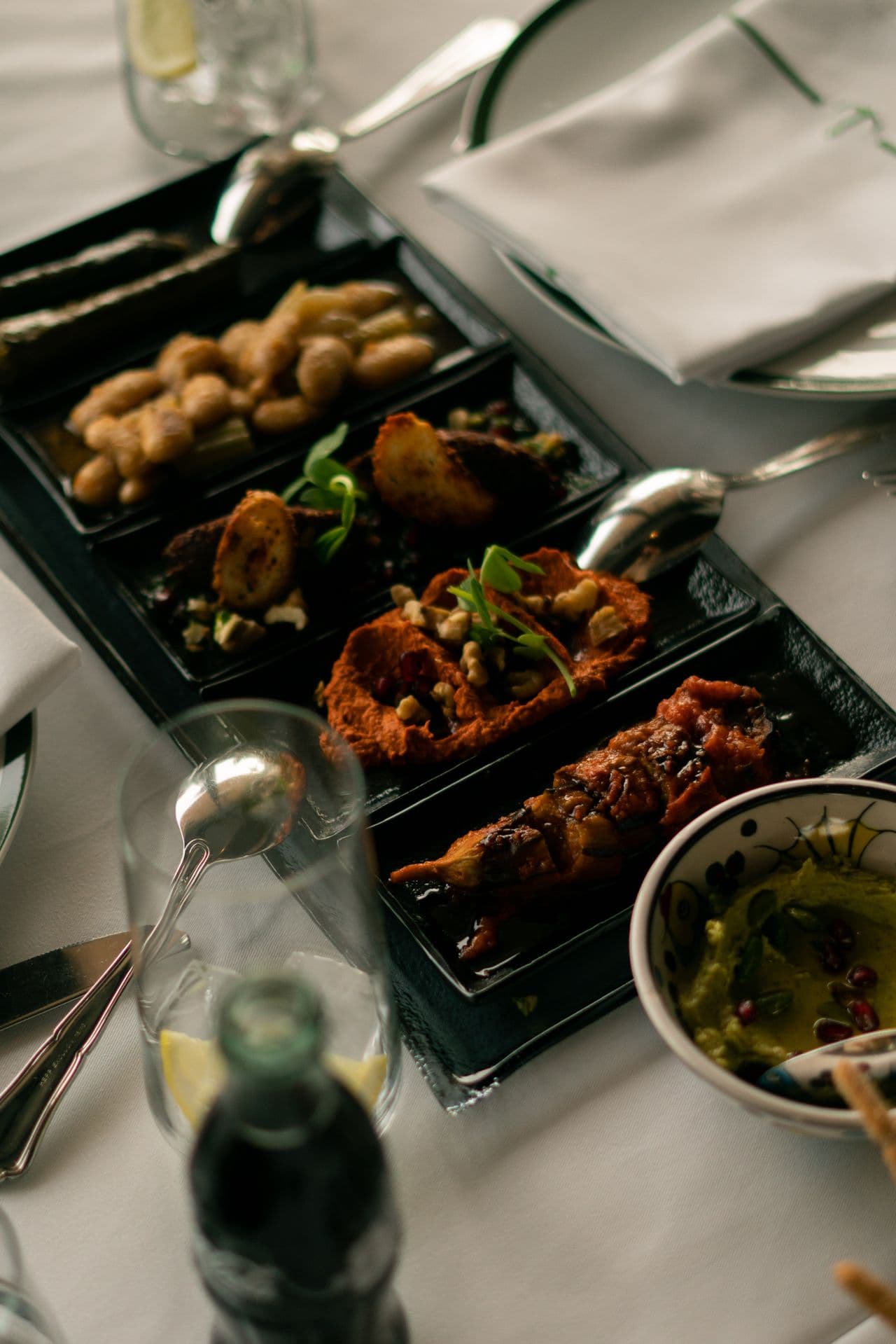 Elegant uppdukad mezze på skifferfat